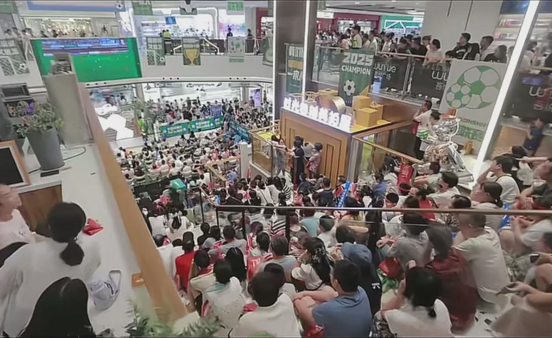 火爆的苏超联赛，让江苏各城市线下商场人气爆棚，市民涌入看球